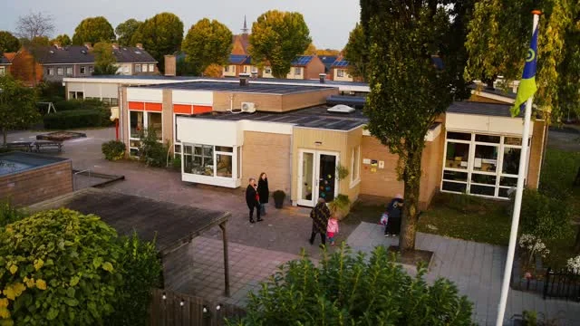 https://www.meesterbaan.nl/vacature/322388/groepsleerkracht-de-wereldweide

Wat als jij kunt lesgeven op een kleinschalige daltonschool midden in Wezep waar vrijheid, samenwerking en verantwoordelijkheid écht tot leven komen?
Een plek waar de daltonkernwaarden niet alleen op papier staan, maar zichtbaar en voelbaar zijn in alles wat we doen. Hier krijg je energie van samenwerken, vernieuwen en betekenisvol lesgeven.

Jij bent van betekenis
 Als leerkracht met een hart voor daltononderwijs geef jij dagelijks les aan een combinatiegroep met +- 19 bovenbouwleerlingen. 

Wat maakt jouw werk binnen de Wereldweide extra bijzonder? Nou, denk aan:
- Een frisse, licht recent verbouwde school
- Een school waar zelfstandigheid, verantwoordelijkheid en samenwerken centraal staat
- Innovatieve collega's die continue in ontwikkeling zijn 

Ook handig om te weten is dat dit een functie is voor 0,8 fte.

Hier klopt het 
Aurora Onderwijsgroep is een samenwerking tussen basis- en voortgezet algemeen toegankelijk onderwijs op de Veluwe en omgeving. Met hart voor onderwijs bieden we kans en dagen we uit. We maken werk van wensen. Hier klopt het. 

De Wereldweide in Wezep is 1 van de 23 basisscholen van Aurora. En het is de plek waar Natasja Meulenkamp sinds 2023 als directeur werkt, na zelf veel verschillende rollen te hebben gehad binnen het onderwijs als leerkracht, dalton coördinator en dalton visiteur. Ben je benieuwd hoe zij het samenwerken met haar collega's ervaart?

''Het werken op de daltonschool is voor mij de plek waar werelden samenkomen, ieder kind zichzelf mag zijn en we samen bouwen aan de toekomst.''
Functie-eisen:
Je bent een echte bovenbouwleerkracht en natuurlijk kies je bewust voor daltononderwijs. Iemand die snapt dat leerlingen eigenaarschap nodig hebben om echt te groeien. Je ziet het als een uitdaging om te werken met verschillende niveaus en je werkt graag samen aan mooi onderwijs. Bovenal ben je vooral jezelf. 

Verder heb je:
Een PABO-diploma 
Een dalton opleiding of je bent bereid deze te volgen
Eventueel getuigschrift LO