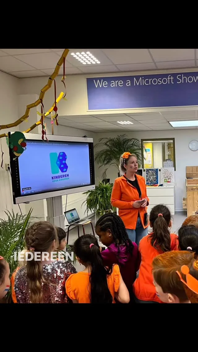 👑 Koningsspelen op Dalton Kindcentrum De Wereldweide! 👑
Vandaag kleurde ons plein oranje! Tijdens
de Koningsspelen hebben de kinderen
samen bewogen, gespeeld en plezier
gemaakt. Wat deze dag extra bijzonder
maakte? De spellen werden geheel volgens
de Dalton kernwaarden geleid door de
kinderen uit de bovenbouw! 💪🏻
Zij namen de verantwoordelijkheid, werkten
samen en zorgden ervoor dat alles soepel
verliep. Een prachtige dag vol sportiviteit,
teamwork en koninklijke gezelligheid! 🇳🇱 
Dank aan iedereen die deze dag zo feestelijk
heeft gemaakt! 🎉 #koningsspelen2025 
#daltononderwijs #samensterk #onderwijs #bewegendleren #wereldweide #Wezep